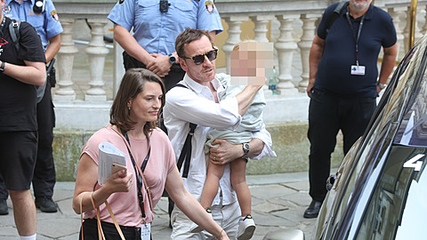 Zatímco se manelka Alicia Vikander podepisovala fanoukm, Michael Fassbender...