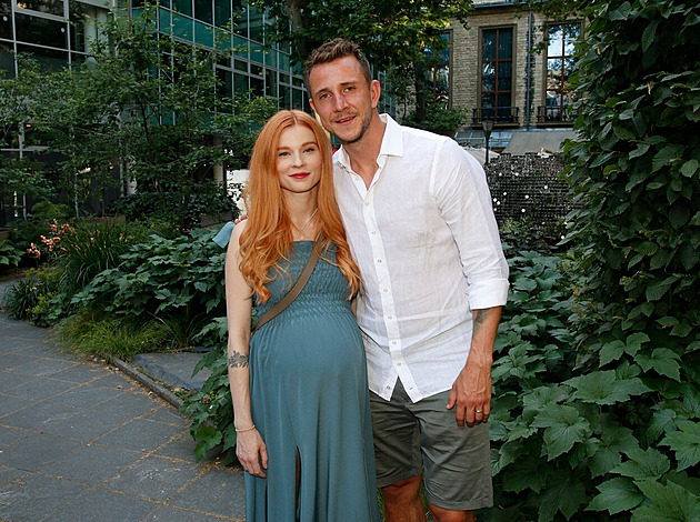 Jakub Štáfek s těhotnou manželkou Dominikou