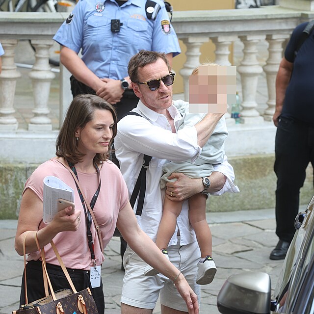 Zatmco se manelka Alicia Vikander podepisovala fanoukm, Michael Fassbender hldal jejich syna.