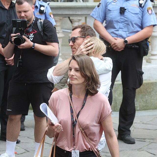 Zatmco se manelka Alicia Vikander podepisovala fanoukm, Michael Fassbender hldal jejich syna.