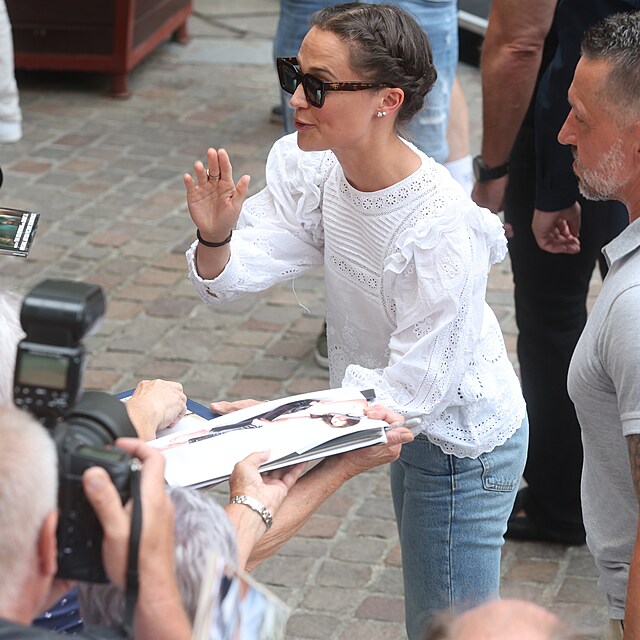Zatmco se manelka Alicia Vikander podepisovala fanoukm, Michael Fassbender hldal jejich syna.