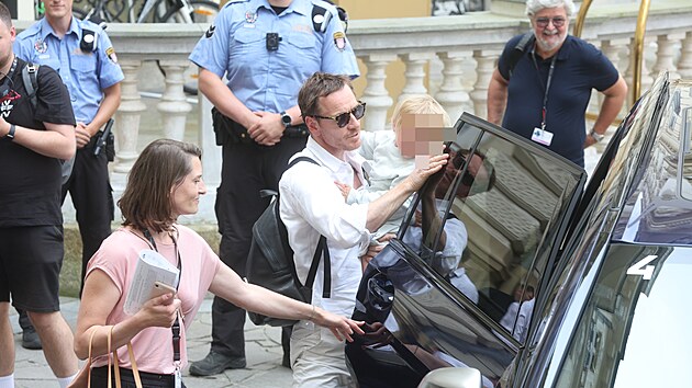 Zatímco se manelka Alicia Vikander podepisovala fanoukm, Michael Fassbender...