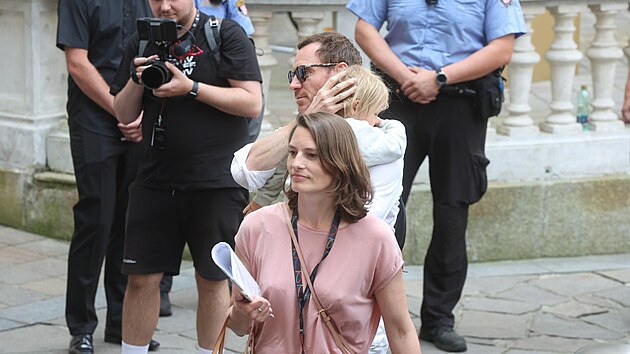 Zatímco se manelka Alicia Vikander podepisovala fanoukm, Michael Fassbender...
