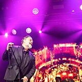 Russell Crowe pi koncertu v Karlovch Varech.