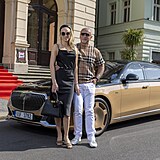 Richard Chlad si do Varů přivezl nové auto i krásnou snoubenku Annu.