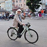 Jiří Stivín jako správný návštěvník Varů brázdil kolonádu na kole.