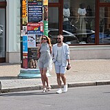 Denisa Nesvačilová a Josef Mádle vyrazili na procházku po Varech.