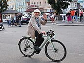 Jií Stivín jako správný návtvník Var brázdil kolonádu na kole.