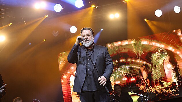 Russell Crowe p�i koncertu v Karlových Varech.