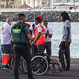 Osmdest mladch migrant se vylodilo na Kanrskch ostrovech.