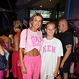 Modelka Klára Medková dorazila na premiéru Barbie s jedním ze synů.