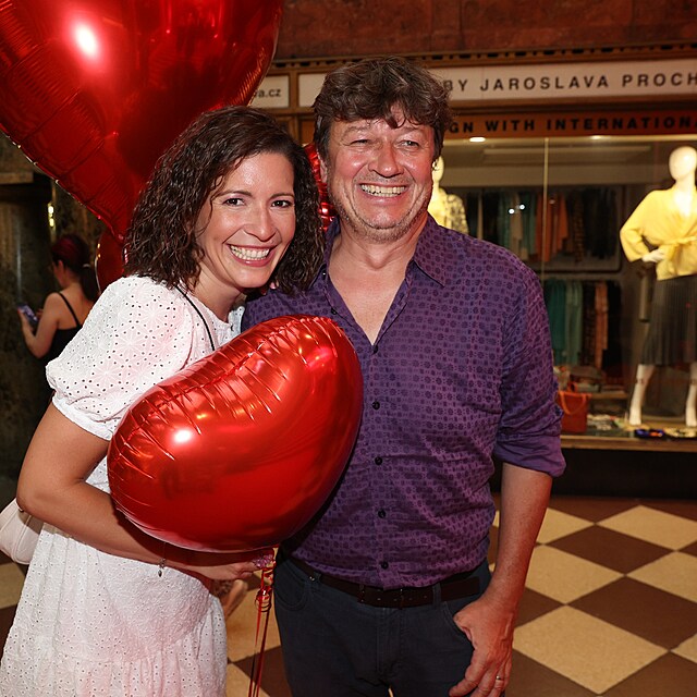 Premi�ra M��em i s mu�em: Re�is�r Karel Jan�k s man�elkou Romanou Go���kovou