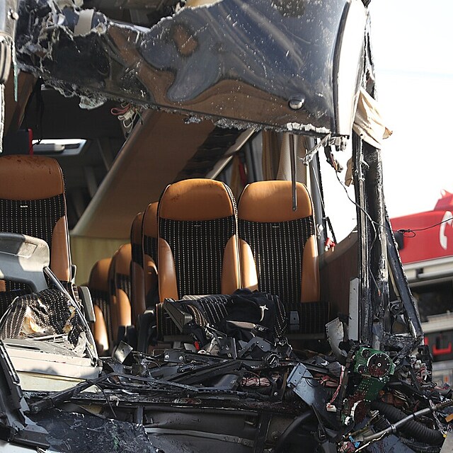 Na dlnici D2 se srazily dva autobusy. 76 lid utrplo zrann, idi jednoho z...