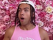 Samuel Samake se oblékl jako Barbie