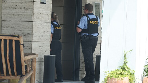 Policie vstupuje do hotelu Mama Shelter, kde má kancelář organizace Clash of the Stars.