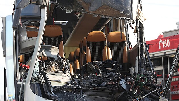 Na dlnici D2 se srazily dva autobusy: 76 lid utrplo zrann, idi jednoho z nich zemel.