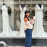 Radka Třeštíková u obchodu se svatebními šaty.