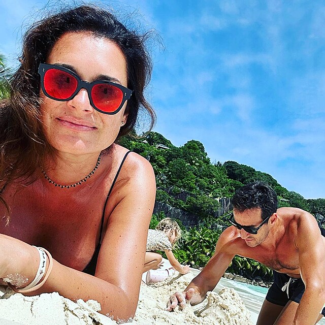 Alena �eredov� si u��v� l�b�nek.