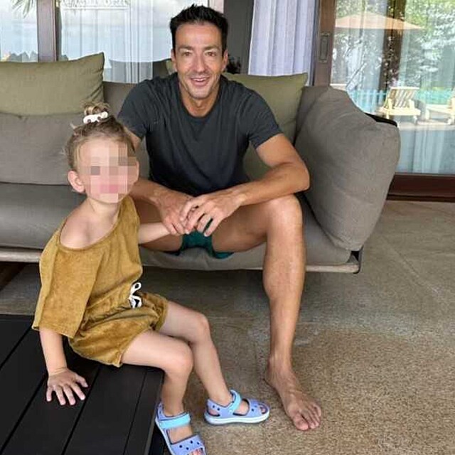 Alena �eredov� si u��v� l�b�nek.