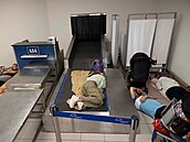 Turisté na letiti spí dokonce i na dopravním pásu na kufry.