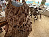 Fejková kabelka znaky Prada, kterou si koupila Agáta Hanychová.