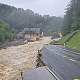 Slovinskem se prohnaly povodn. Voda brala silnice i mosty.