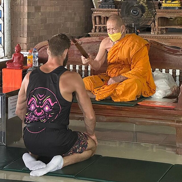 Ji Prochzka se v Thajsku nechal posvtit od tamnho budhistickho mnicha.