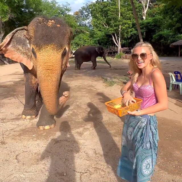 Kordula Stropnick objevuje krsy Thajska. Zkusila si dokonce i krmen slon.