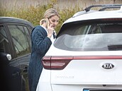 Sabina Laurinová jezdí bílým SUV znaky Kia.