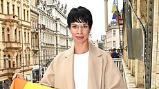 Radka Pavlov�inová s duhovou vlajkou