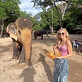 Kordula v Thajsku krmila slony.