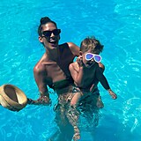 Aneta Vignerová řádí se synem v bazénu.