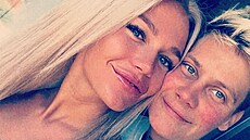 Nikola (vpravo) �ije s p�ítelkyní