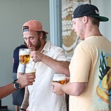 David Pastrňák popíjí pivko na akci s golfisty.
