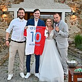 Novomanželé dostali jako svatební dar dres Josefa Hušbauera, který oblékal dres...