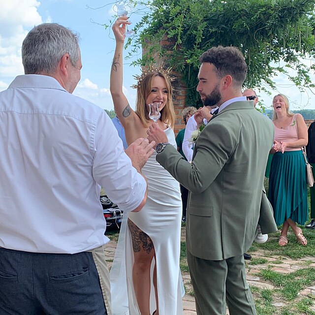 Svatbu si novoman�el� n�ramn� u�ili.