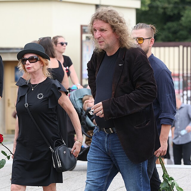 Posledn� rozlou�en� s hudebn�kem Janem Kalinou: Nechyb�la ani B�ra �t�p�nov� s man�elem.