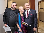 Tomá Magnusek a Yvetta Kornová s editelem soute Davidem Novotným