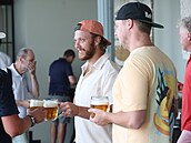 David Pastrák popíjí pivko na akci s golfisty.