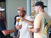 David Pastrák popíjí pivko na akci s golfisty.