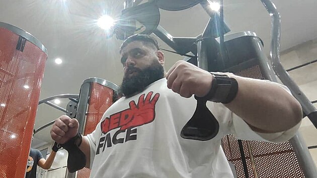 Sajad Gharibi u trnuje v triku RedFace.