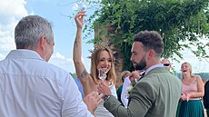 Svatbu si novoman�elé náramn� u�ili.