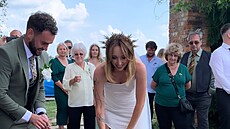 Syn Tadeá� pomohl se zametáním st�ep�.