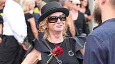 Poslední rozlou�ení s hudebníkem Janem Kalinou: Nechyb�la ani here�ka Bára...