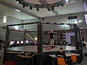 Red Face za�íná.