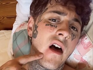Sensey omylem zveejnil video s nahou slenou