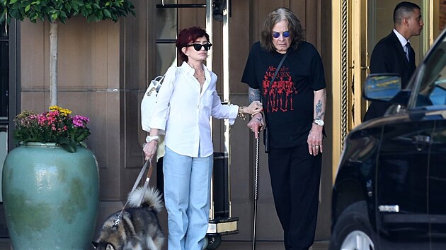 Ozzy Osbourne m zdravotn komplikace, doprovzela ho manelka se psem