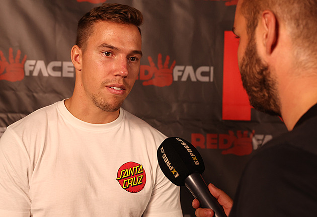 Bejr dostal pěstí do nosu a zápasníci padali z pódia. Red Face chystá další galavečer