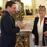 Chantal Poullain pebr d estn legie od francouzskho velvyslance.