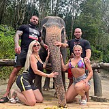 Karlos s Lelou a přáteli v Thajsku. Slon nesmí chybět.